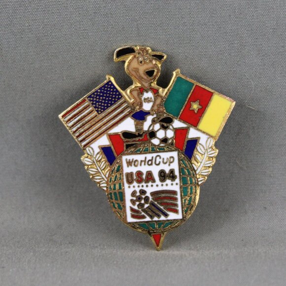 1994 Soccer World Cup Pin - Team Cameroon Dual Flag by Peter David - Metal Pin - Picture 1 of 3